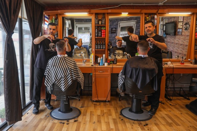 Brothers offer RC-East Soldiers an authentic barbershop experience