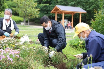 CAMP ZAMA, Japan – Ten members from Camp Zama’s Better Opportunities for Single Soldiers program, or BOSS, joined a local senior volunteer team to help...