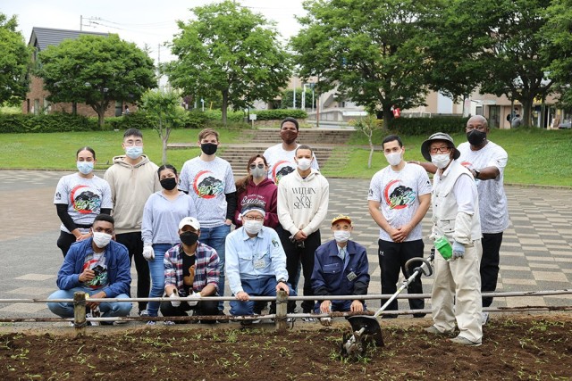 Camp Zama BOSS Soldiers volunteer to beautify local park