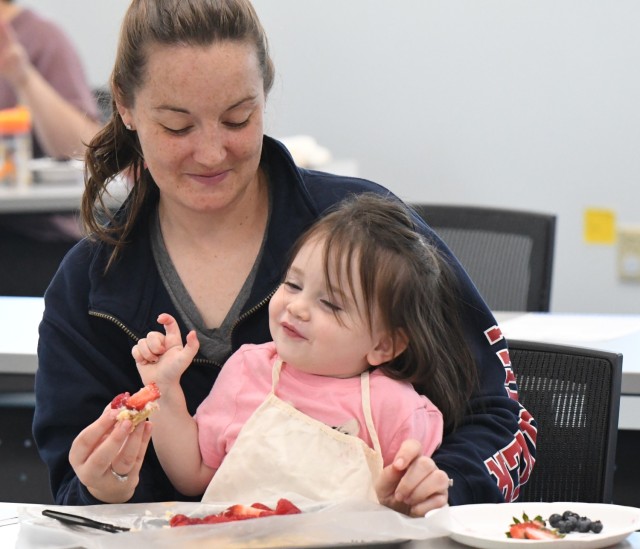 Fort Drum New Parent Support Group helps community members prepare healthy snacks for summer