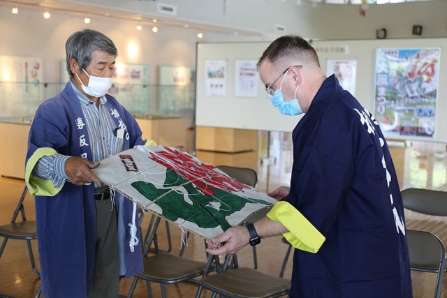 USAG Japan commander tours giant kite center, learns about touchstone of Japanese culture