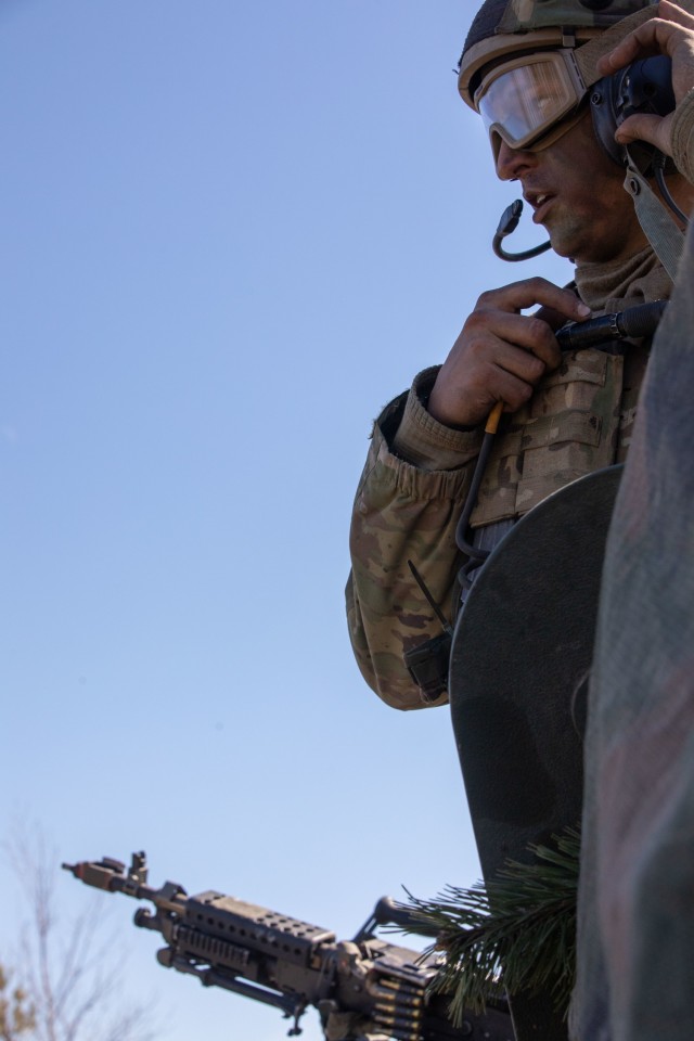 US Army Staff Sgt.  Ryan Cardiff über sein Funkgerät während Übung Arrow 22
