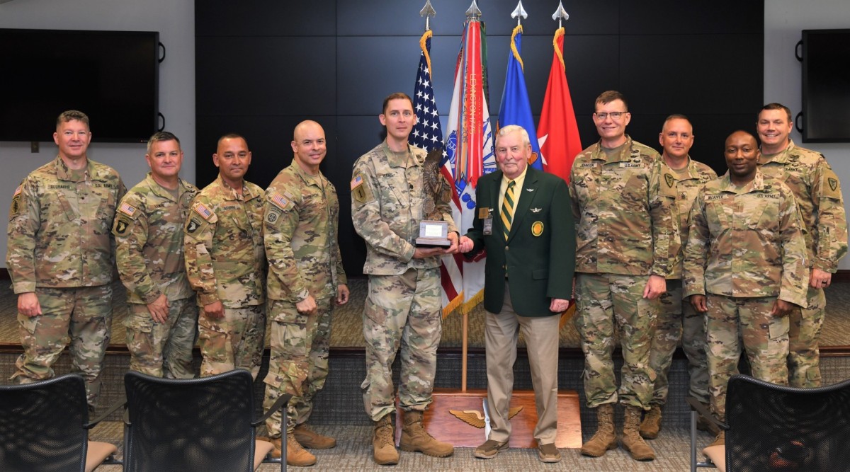 1-212th Aviation Regiment receives flight safety award | Article | The ...