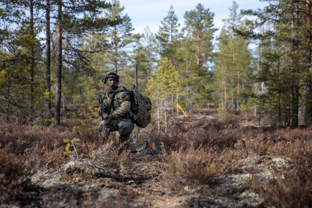El Sargento del Ejército de Estados Unidos.  Devon Penrod en el área de entrenamiento de Niinisalo, Finlandia, para Arrow 22