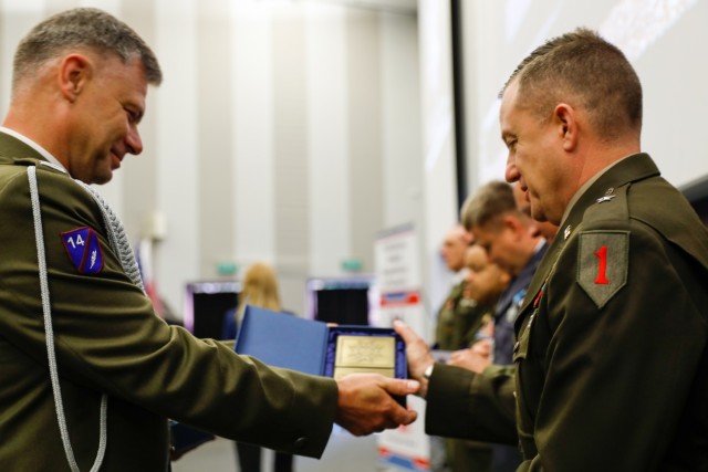 Żołnierze amerykańscy otrzymują polskie odznaczenia