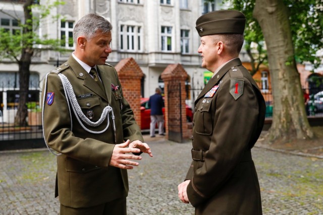 Żołnierze amerykańscy otrzymują polskie odznaczenia