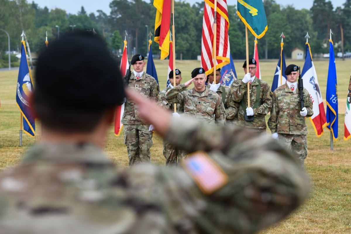 Das deutsche 405. AFSB-Bataillon begrüßt das neue Kommandoteam in einer offiziellen Zeremonie |  Artikel