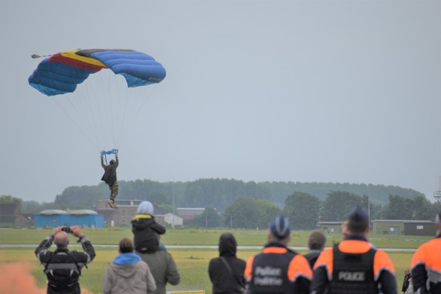 Belgian paracommando lands at Chièvres Air Fest
