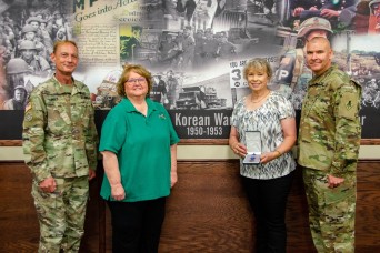 Spouse donates Soldier’s Distinguished Service Cross to Military Police Museum 