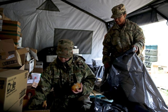 Field Feeding Teams Fuel Red Arrow Soldiers