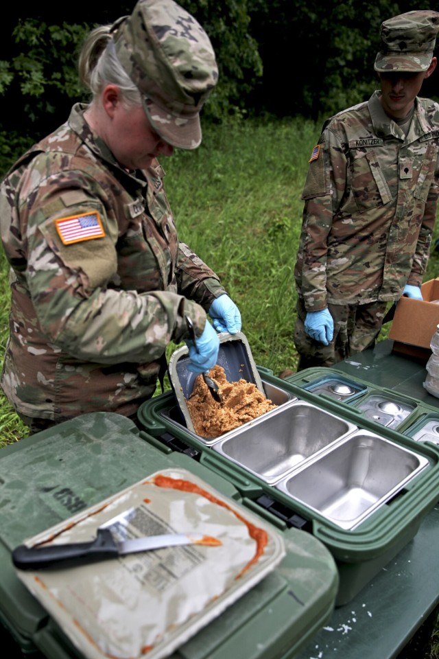 Field Feeding Teams Fuel Red Arrow Soldiers