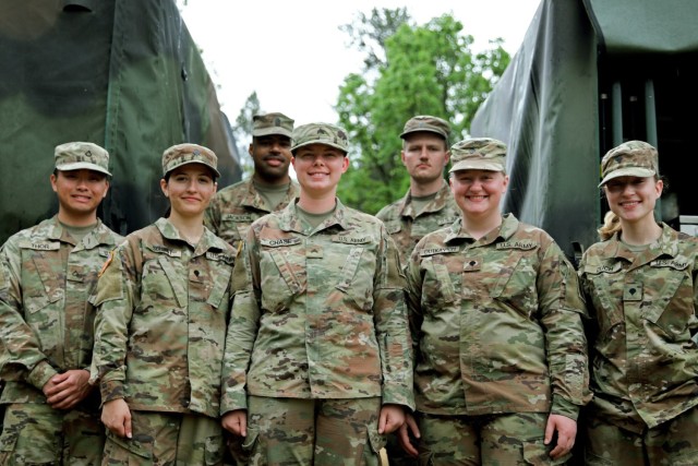 Field Feeding Teams Fuel Red Arrow Soldiers