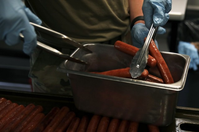 Field Feeding Teams Fuel Red Arrow Soldiers