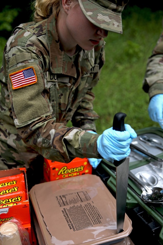 Field Feeding Teams Fuel Red Arrow Soldiers