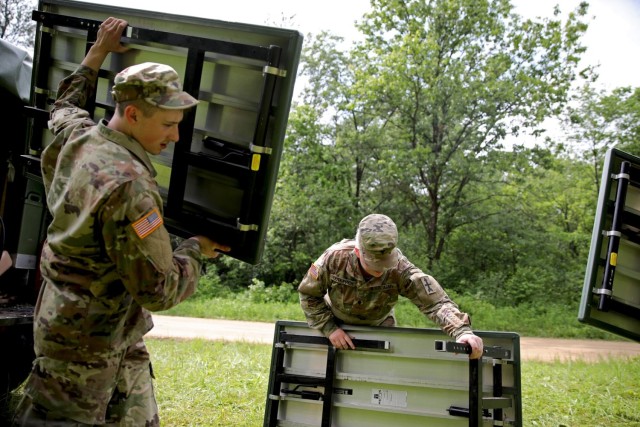 Field Feeding Teams Fuel Red Arrow Soldiers