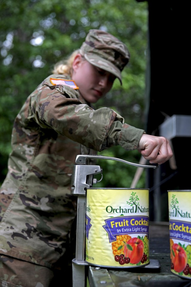 Field Feeding Teams Fuel Red Arrow Soldiers