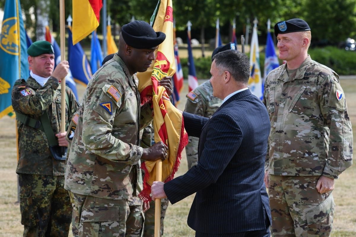 usag-bavaria-leadership-changes-hands-article-the-united-states-army