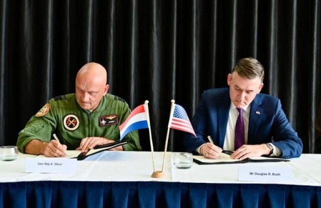 Dutch Ministry of Defence&#39;s Maj. Gen. Andre Steur, left, and Assistant Secretary of the Army for Acquisition, Logistics and Technology Douglas Bush, right, signed the Future Rotorcraft Concept Analysis project arrangement in a ceremony held at Gilze-Rijen Airforce Base, Netherlands, on July 20, 2022.