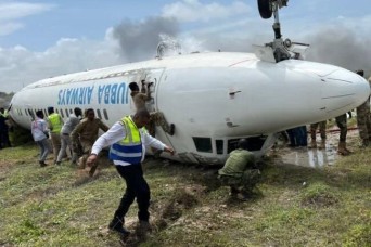 US Soldiers assist passengers injured in Somalia plane crash