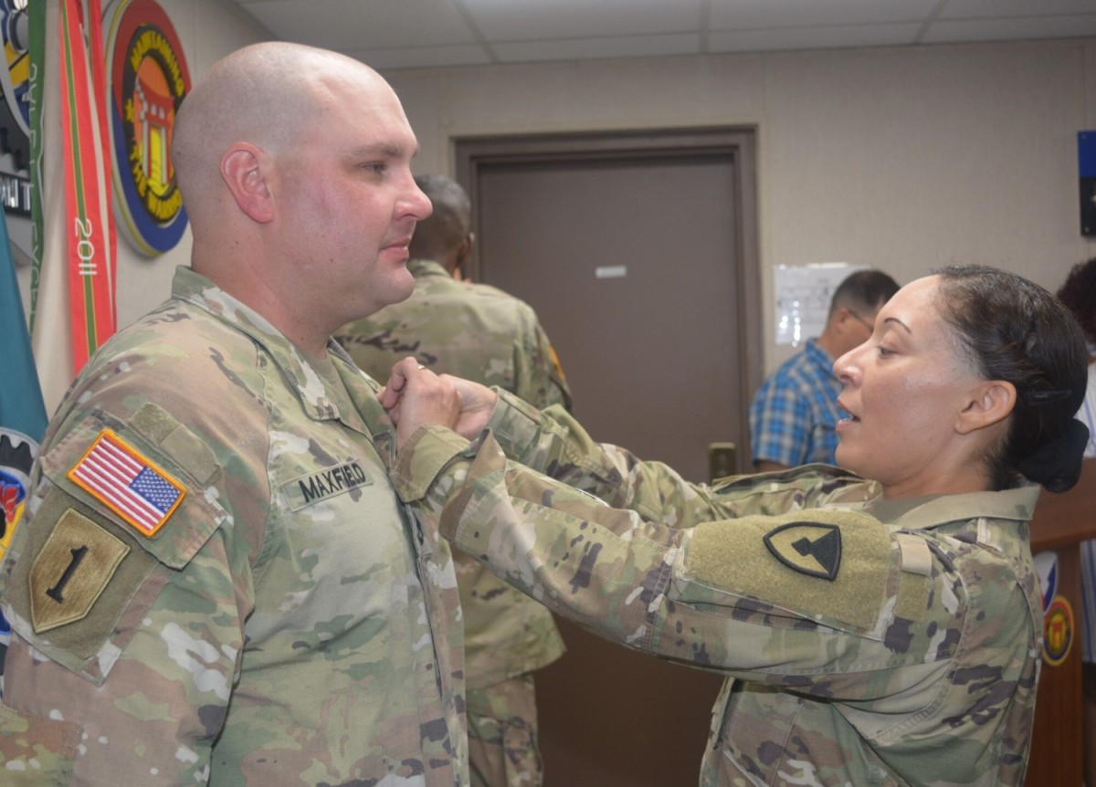 403rd-afsb-recognizes-soldiers-civilians-at-awards-and-promotion