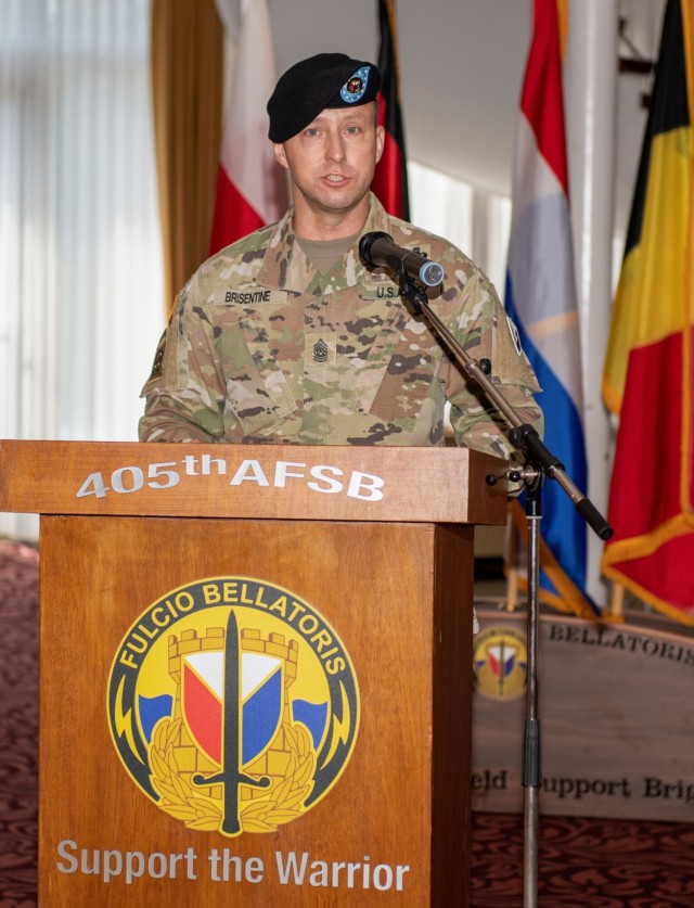 Der 405. AFSB-Kommandant übergibt die Brigadefarben an den neuen Command Sergeant Major