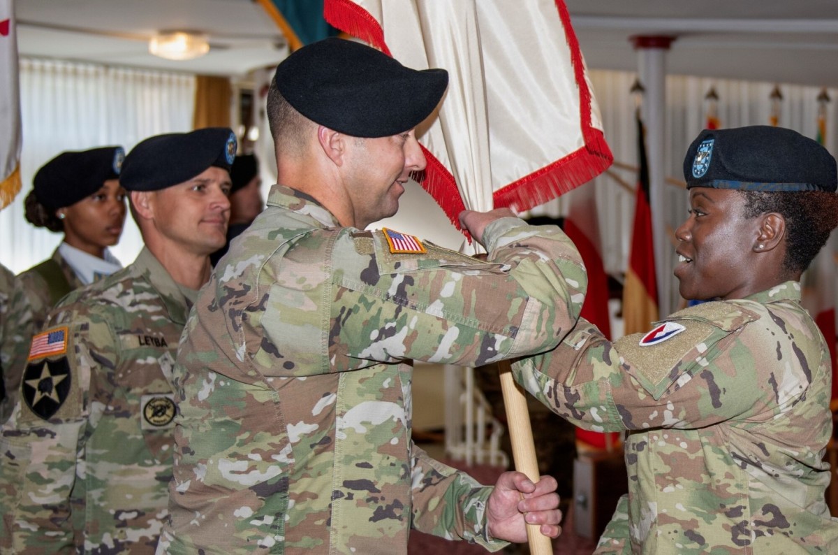 405th AFSB Commander übergibt Brigadefarben an neuen Command Sergeant Major |  Artikel