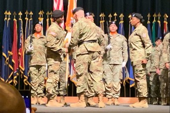         106th Signal Brigade welcomes new commander at change of command ceremony 