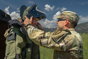 Army EOD technicians demonstrate skills at recruiting event on Fort Carson