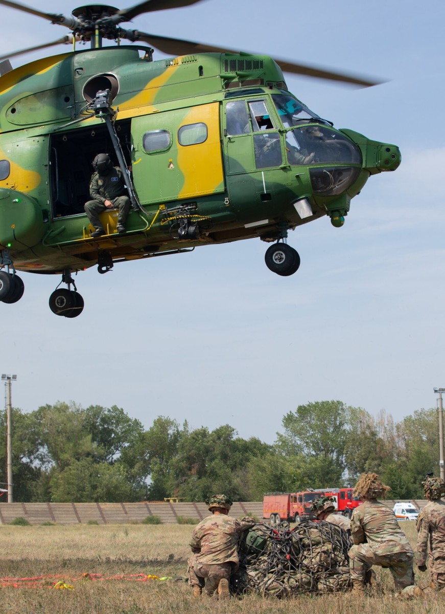SUA și România se antrenează alături de operațiunile de încărcare cu cabluri de elicopter |  Articolul – Marfa