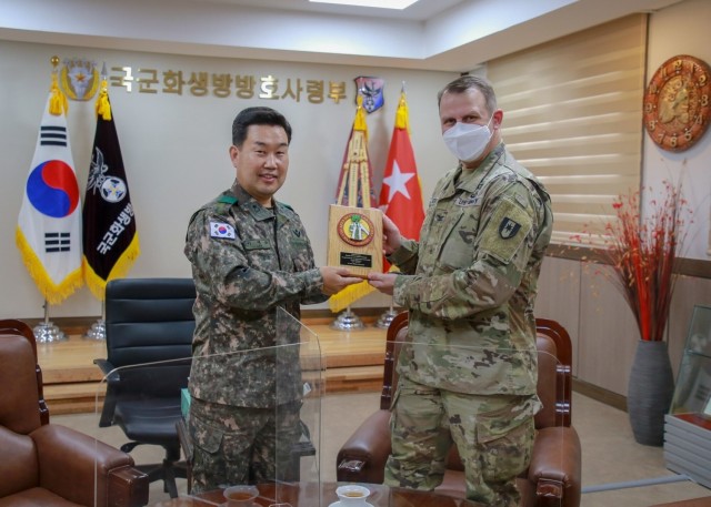 U.S. Army Col. Matthew J. Grieser (right) and ROK Army Brig. Gen. Dae-wee Lee