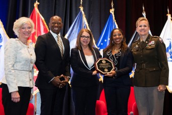 Army recognizes financial institutions building Soldier readiness