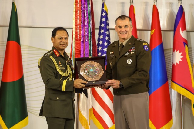 USARPAC Commanding General Charles A. Flynn and Bangladesh Chief of Army Gen. SM Shafiuddin Ahmed present a ceremonial plaque at the conclusion of the 2022 IPAMS conference.