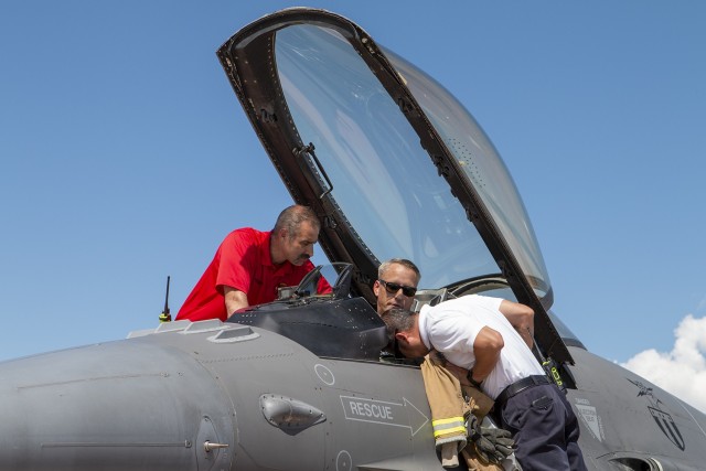 DES learns F-16 rescue procedures at LAAF