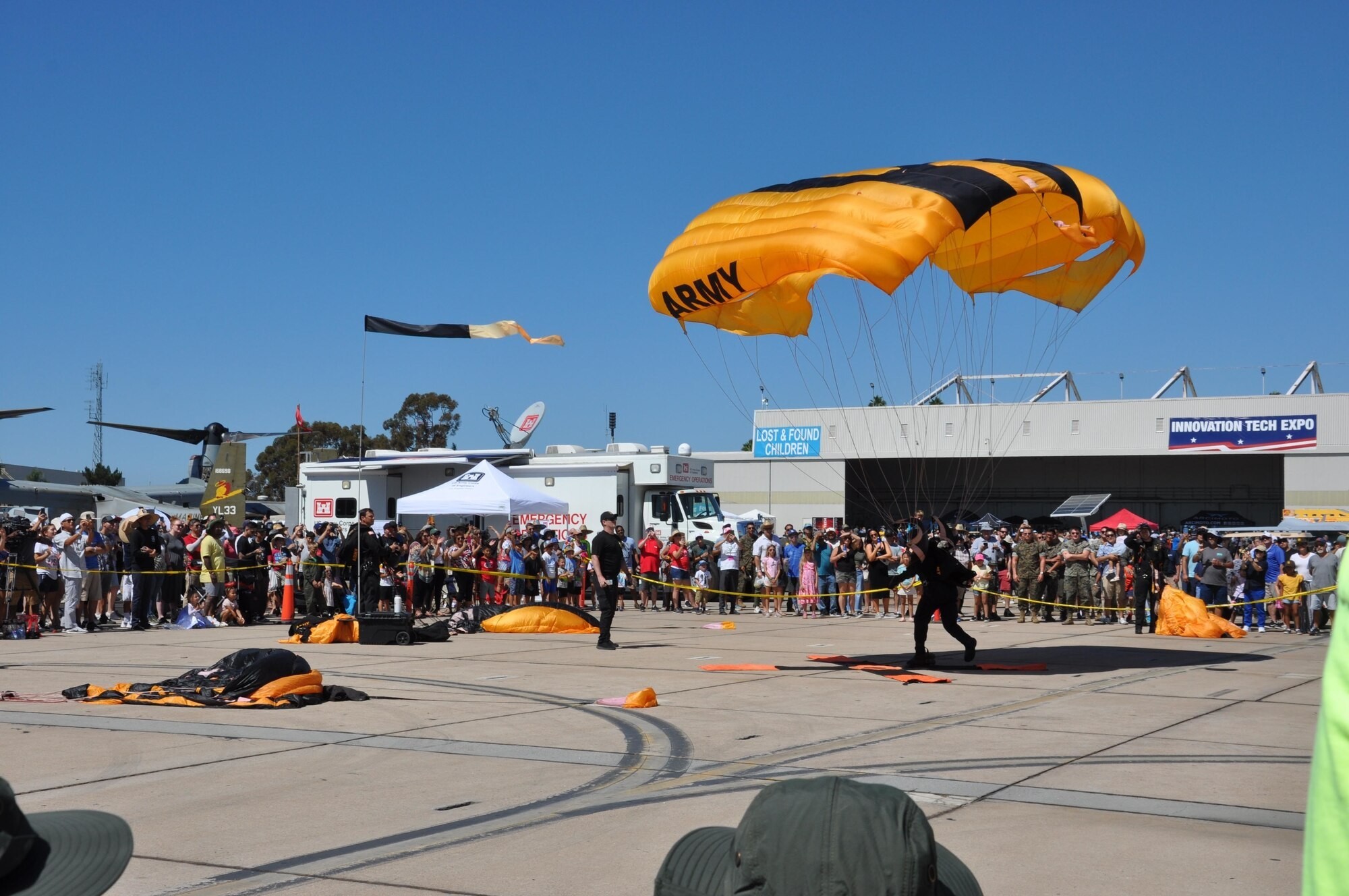 Hundreds visit Corps' emergency control vehicle display at San Diego