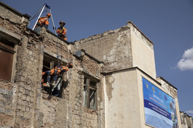 Chief Master Sgt. Caleb Guthemiller, far left, 141st Fatality Search and Rescue Recovery, trainis Mongolian National Emergency Management Agency personnel in high-angle rope rescue as part of exercise Gobi Wolf 2022 in Bayankhongor, Mongolia, Sept. 7, 2022. Gobi Wolf is a multilateral humanitarian assistance and disaster relief engagement between military components of the government of Mongolia and U.S. Army Pacific. (Alaska National Guard photo by Victoria Granado)