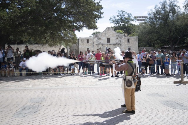 International students of Sergeant&#39;s Major Course Class 73 witness a musket firing reenactment in front of the Alamo in San Antonio, Texas.