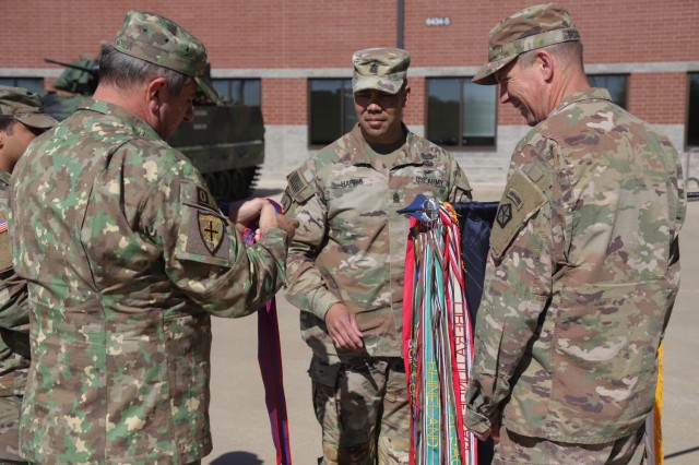 The Chief of the Romanian Land Forces Maj. General Gen. Iulian Berdilă presents a streamer for the V Corps colors to Victory leadership during an awards ceremony at the corps&#39; main headquarters in Fort Knox, Kentucky, Oct.13, 2022. During his visit, Berdilă briefed leaders, met with Soldiers and presented awards to Victory Corps personnel for their contributions to the strategic American-Romanian partnership.
