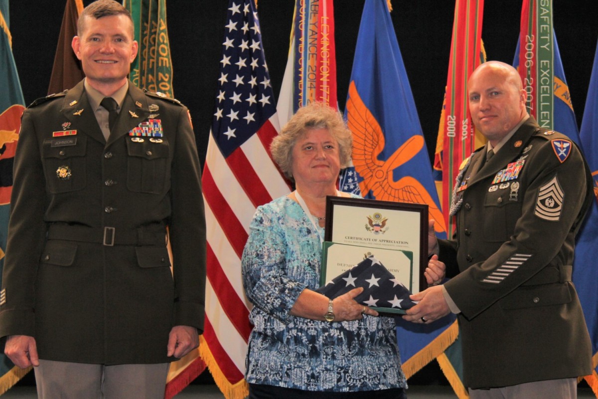 2 Soldiers 1 Civilian Retire At Fort Rucker Quarterly Retirement Ceremony Article The 2942