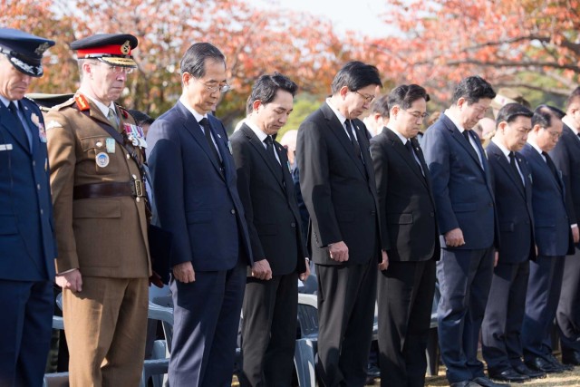 Сообщество и высшее военное руководство Кореи отдают дань уважения Уиткомбу 11 ноября 2022 года в Пусане, Южная Корея.