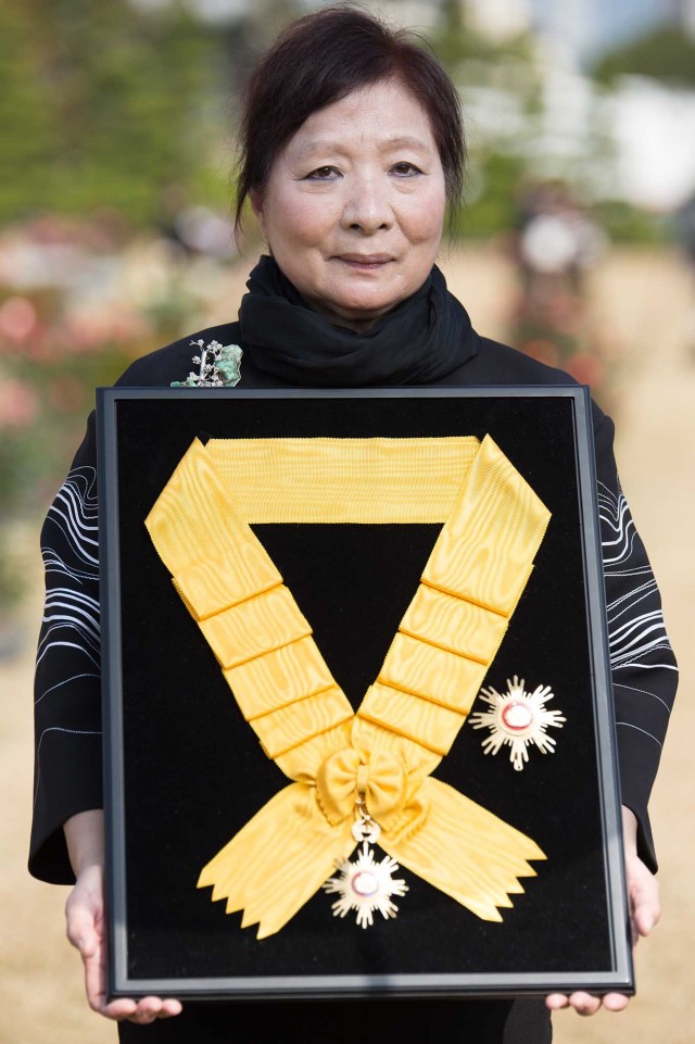 Мин, Теа Чжон, президент фонда Whitcomb House of Hope, получил медаль Mugunghwa — самый престижный орден «За гражданские заслуги» от правительства Южной Кореи от имени своего отца в Пусане, Южная Корея, 1 ноября.  11, 2022.