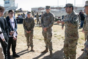NETCOM Soldiers show students 'a day in the life'