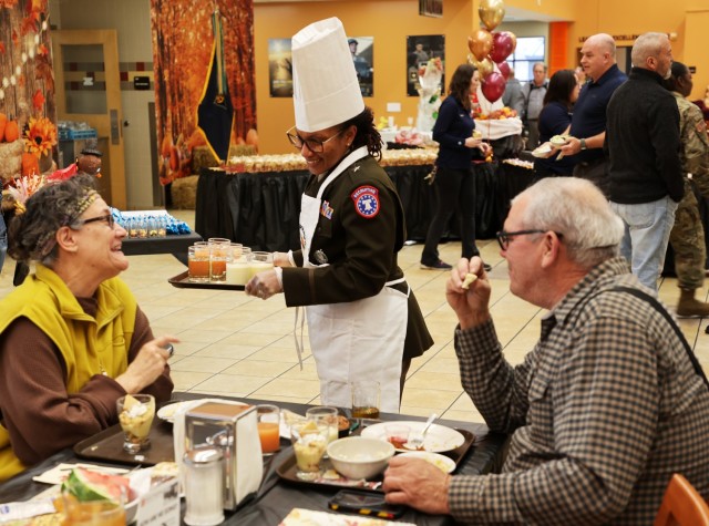 Fort Knox community celebrates ‘Happy Thanksgiving’ feast at Cantigny Warrior Restaurant