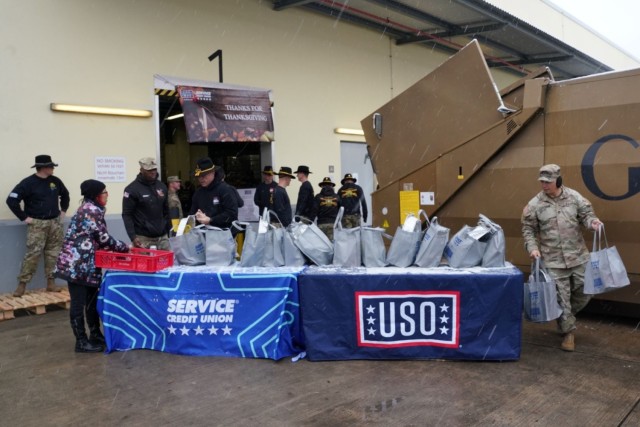 USO Bavaria gives thanks to service members