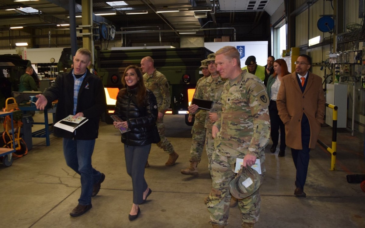 Photo of Veľvyslanec USA v Holandsku navštívil armádne navrhované skladové zariadenie v Eygelshovene |  Článok
