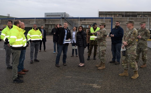 De Amerikaanse ambassadeur in Nederland bezoekt de geplande opslaglocatie van het leger in Eygelshoven
