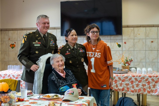 Fort Hood gives thanks to World War II veteran