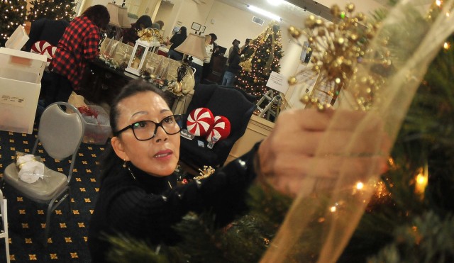Volunteers transform Lee Club into holiday spectacle