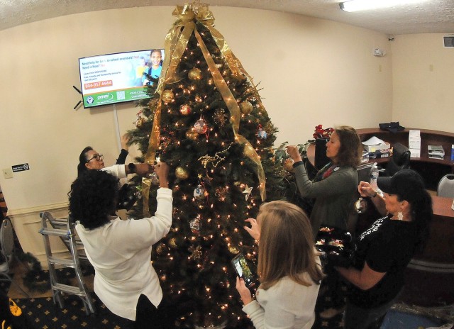 Volunteers transform Lee Club into holiday spectacle