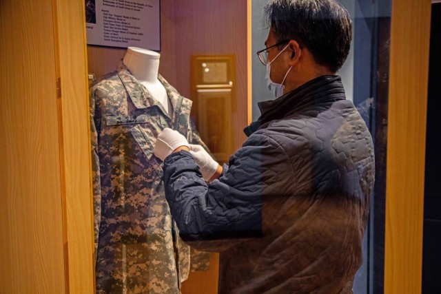 Retired ROK Army general donates Gen. Paik field jacket to Eighth Army museum
