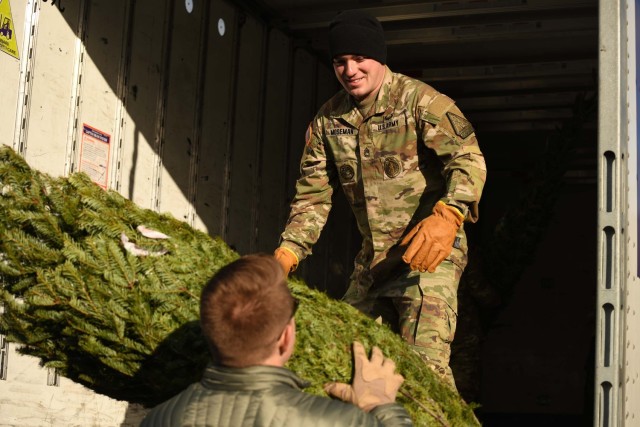 Sgt. 1st Class Brandon Moseman, a New York Army National Guard recruiter, loads a Christmas tree into a FedEx truck at the Ellms Family Farm in Ballston Spa, N.Y., Nov. 28, 2022. Moseman and other recruiters were participating in Trees for Troops, helping local tree farms donate Christmas trees to families of service members. (Photo by Sgt. Andrew Valenza)
